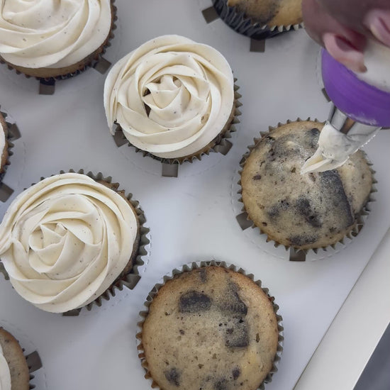 cookies-and-cream-cupcakes-piping