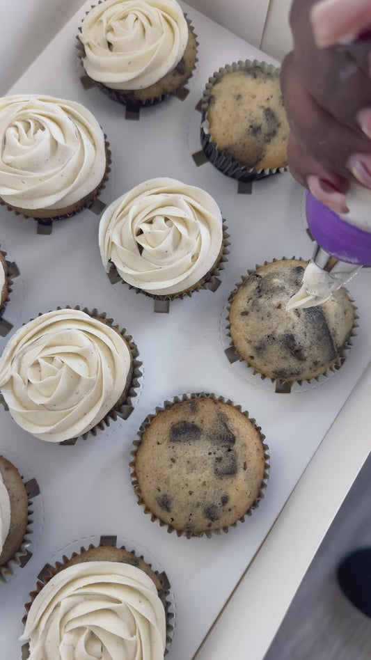 cookies-and-cream-cupcakes-piping